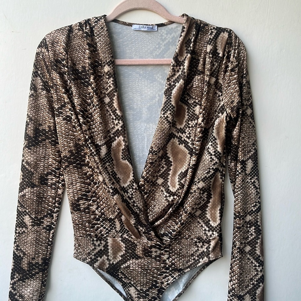 Zara Plunge Snake Skin Bodysuit V Neck Long Sleeves Sz Small Brown Tan Stretchy